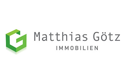 Logo für Matthias Götz Immobilien mit einem grünen geometrischen „G“ auf der linken Seite und dem Firmennamen in grauer Schrift auf der rechten Seite.