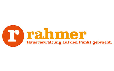 Logo mit einem fetten „r“ im orangefarbenen Kreis, gefolgt vom Wort „rahmer“ und dem Slogan „Hausverwaltung auf den Punkt gebracht“. in orangefarbenem Text.