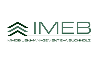 Logo für IMEB mit zwei nach oben gerichteten grünen Winkeln und dem Text „IMEB Immobilienmanagement Eva Buchholz“ in grünen Großbuchstaben auf weißem Hintergrund.