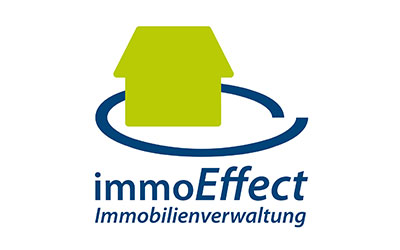 Logo mit einer grünen Hausform über einem blauen kreisförmigen Swoosh, mit dem Text „immoEffect Immobilienverwaltung“ in Blau unter der Grafik.