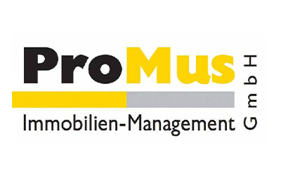 Logo der ProMus Immobilien-Management GmbH mit fettem schwarz-gelbem Text, einem gelb-grauen horizontalen Balken und darunter geschriebenem Firmennamen.