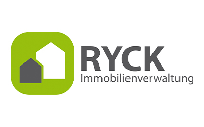 Das Logo der RYCK Immobilienverwaltung besteht aus einem grünen Quadrat mit zwei Haussymbolen, einem weißen und einem dunkelgrauen, neben dem Firmennamen in grauer Schrift.