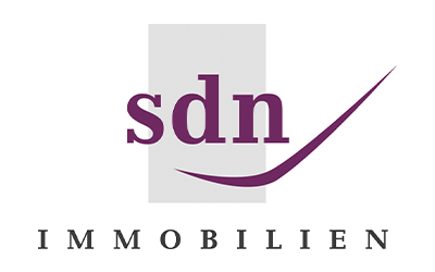 Logo mit den Buchstaben „sdn“ in Lila und einem Swoosh darunter, darüber das Wort „IMMOBILIEN“ in schwarzen Großbuchstaben.