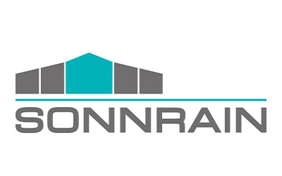 Logo mit einem stilisierten Gebäude mit einer blaugrünen Mitte und grauen Seiten über dem Wort „SONNRAIN“ in fetten grauen Buchstaben, getrennt durch eine dünne blaugrüne Linie.