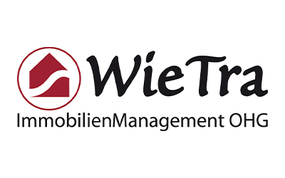 Logo der WieTra ImmobilienManagement OHG mit einem roten Haussymbol und schwarzem Text auf weißem Hintergrund.